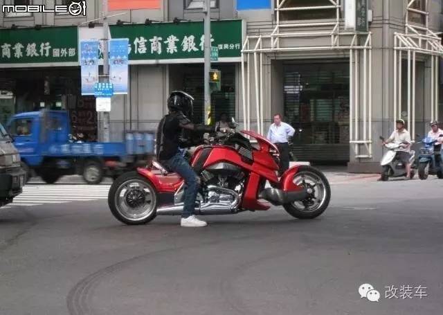 碉堡了 周杰伦骑暴龙机车上街兜风!