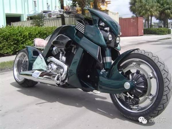 碉堡了 周杰伦骑暴龙机车上街兜风!