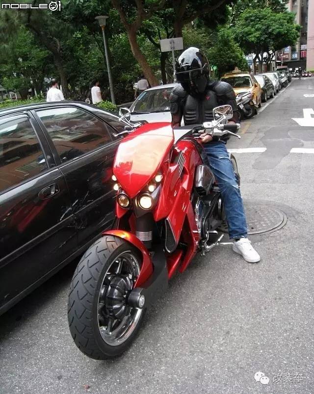 碉堡了 周杰伦骑暴龙机车上街兜风!