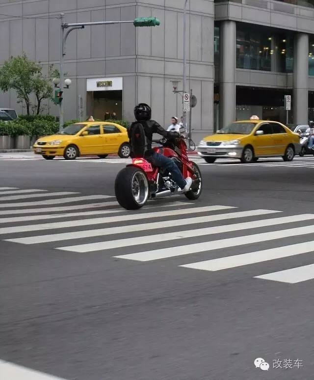 碉堡了 周杰伦骑暴龙机车上街兜风!