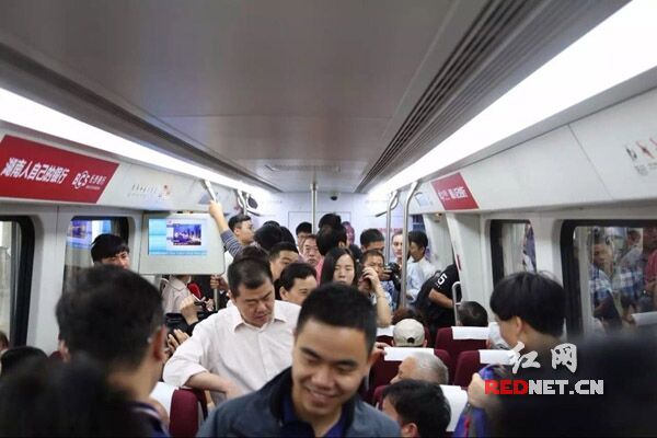 长沙磁浮快线开通1个月 客流量突破16万人次|