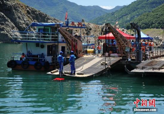 资料图：搜救打捞工作仍在紧张进行中。刘忠俊 摄