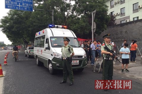 武警北京总队第七支队哨兵在北京师范大学附属中学考点现场执勤。