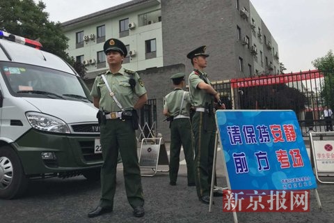 武警北京总队第七支队哨兵在北京师范大学附属中学考点现场执勤。