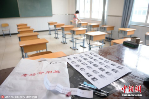 资料图：2016年6月3日，北京，东直门中学考点，教室外已贴上了统一印制的考场信息，上面显示着考点编号、名称及具体的考场号。图片来源：东方IC 版权作品 请勿转载