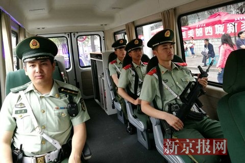 武警北京总队第七支队哨兵在北京师范大学附属中学考点现场执勤。