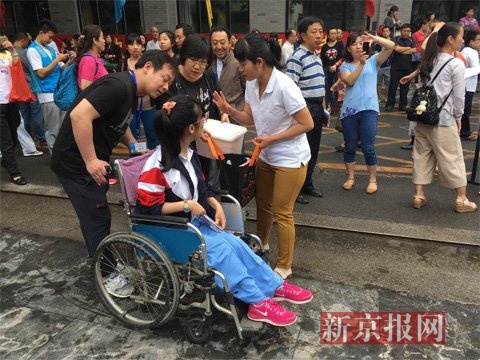 二中考点迎开了一名特殊考生，这名学生为脑瘫患者，坐轮椅进入考场。新京报记者 浦峰 摄