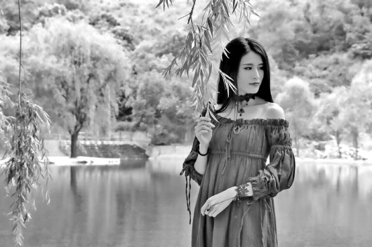 飞瀑落群山佳人入画来