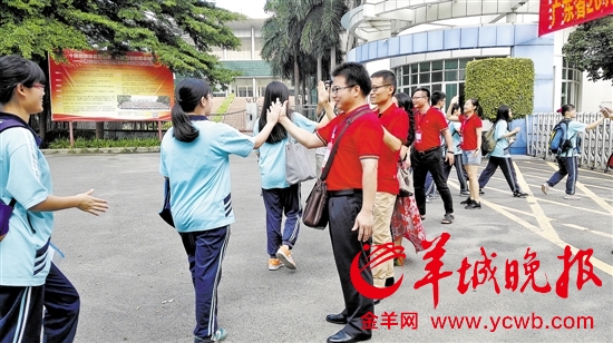 佛山高考考场:老师们红衣助考 棒棒糖大出风头