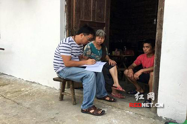 土资源局进村入户摸底 与117位贫困户认门结