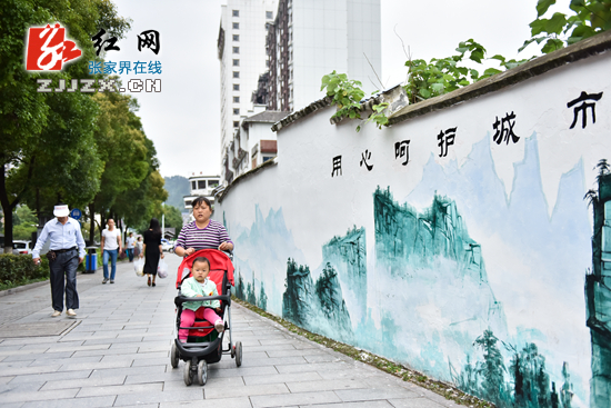 张家界山水文化墙绘扮靓市容市貌