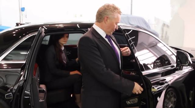 为何劳斯莱斯会配备一把伞