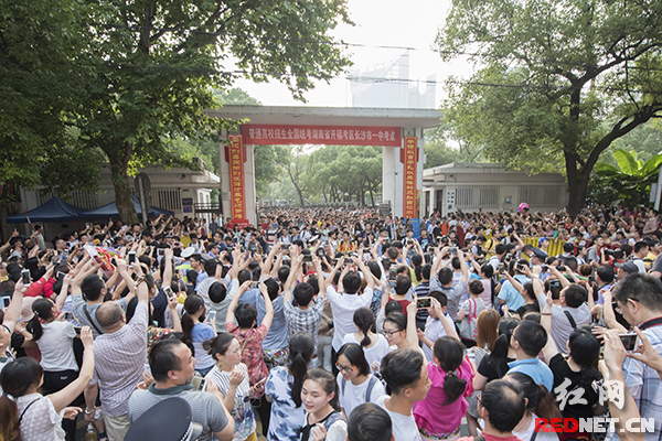 2016年高考结束 长沙考点那些感人的瞬间(组图