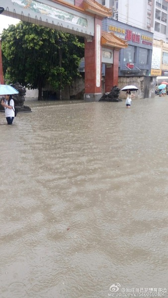 高考期间广东遇暴雨 部分街区积水淹过学生膝