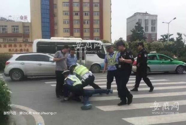 男子酒后在高考考点门口闹事 挑衅特警 来自Z