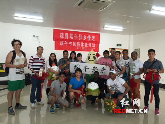 中南大学举办中外学生端午节风俗体验活动|中