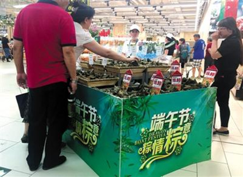 北京一家商超的粽子专柜。记者 王远征 摄 图片来源：新京报