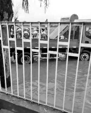 300余小学生求学路变河道|学校|学生