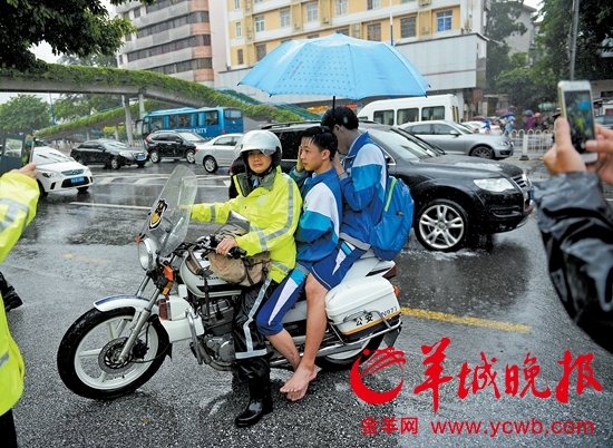 雨中赶考广州交警一天护送151人 刷新护考纪