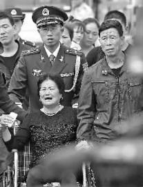 申亮亮的母亲杨秋花异常悲伤,父亲申天国默默地在一旁陪伴