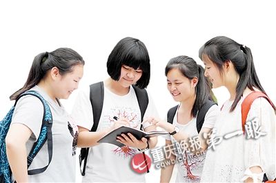 谈莉(左二)和同学交谈学习心得