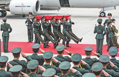 在礼兵引导下,烈士灵柩由8名礼兵缓缓抬下军机。“诚既勇兮又以武,终刚强兮不可凌。身既死兮神以灵,魂魄毅兮为鬼雄。”在这个特殊的日子,伟大诗人屈原《国殇》中的辞句,是对烈士奉献精神的有力诠释 新文化 蒋盛松 摄