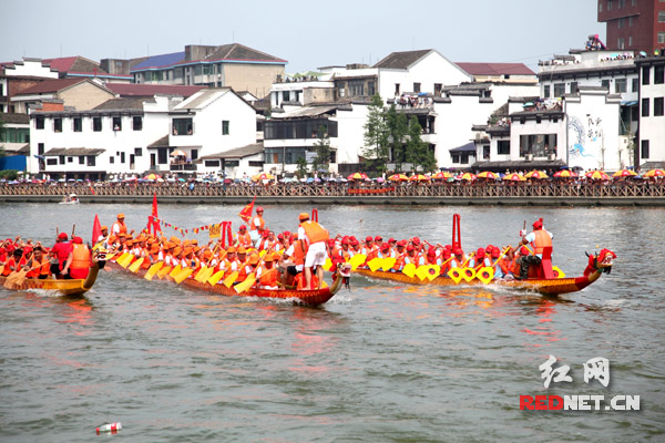 益阳兰溪端午龙舟 歌声桨声中勾勒古镇风情|兰