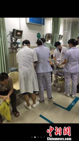 温州一电镀园区5吨漂白水泄漏，41名工人送医 黄济东 提供 摄