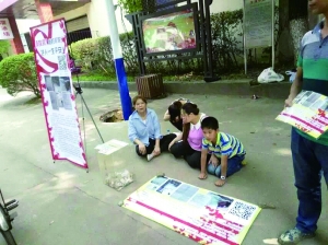 男子患肝衰竭治疗费上百万 家属当街下跪求助