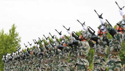 29名礼兵鸣枪11响,送别烈士申亮亮。29,代表着申亮亮牺牲时29岁;11响,代表着他从军11年 新文化 王强 摄