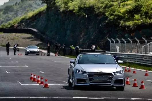 一台未来跑车 一段迷人赛道 幸福感爆棚