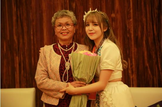 奶奶上海影节追明星 时尚执着超过广场舞大妈