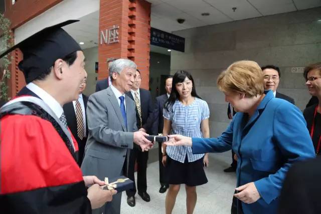 默克尔:做科学家与当总理的不同|中国|默克尔|总