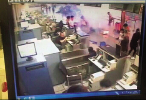 一男子在浦东机场扔爆炸物后割颈