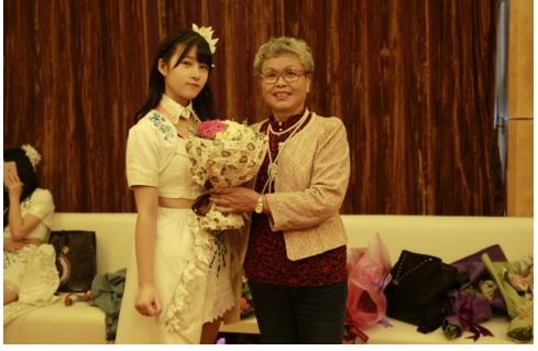 奶奶上海影节追明星 时尚执着超过广场舞大妈