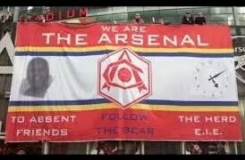 阿森纳的“枪迷”(Gooners)们拉条幅。