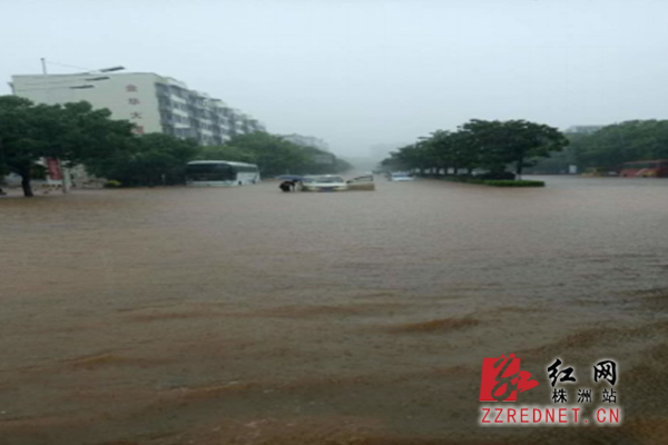 暴雨中的株洲公交人：一切为了乘客的安全