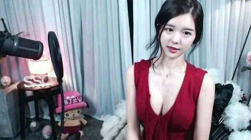 韩国女主播尹素婉,她在去年签约王思聪旗下直播平台(图片来源:网络)