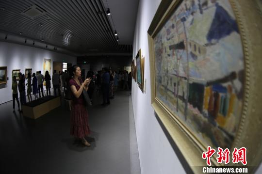 “暖—随时间而来的真理”第27届哈洽会国际油画展暨欧洲“美好年代”古典艺术臻品展启幕。 刘锡菊 摄