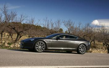 好先生里的牛排好吃 但是我却被车给吸引了