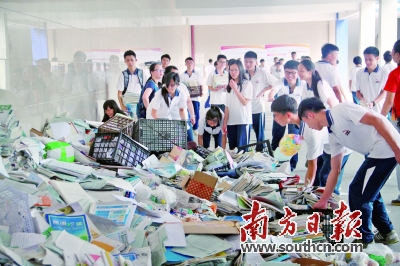 佛冈中学毕业生将书本捐给母校|毕业生|佛冈|环