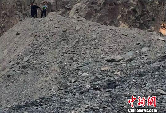 新疆天山公路再次发生泥石流 400米路面被埋(图)