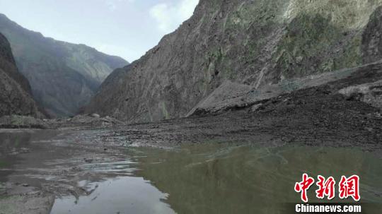 “新疆最美公路”天山公路再次发生泥石流 通行再次受阻