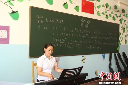 新疆哈萨克族教师用四种乐器弹奏歌曲欲开个人