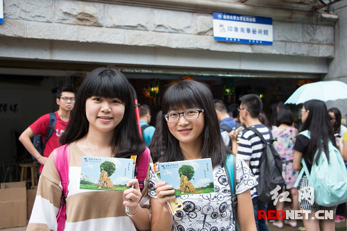 南华学子航拍制作校园明信片送给毕业生(图)|毕