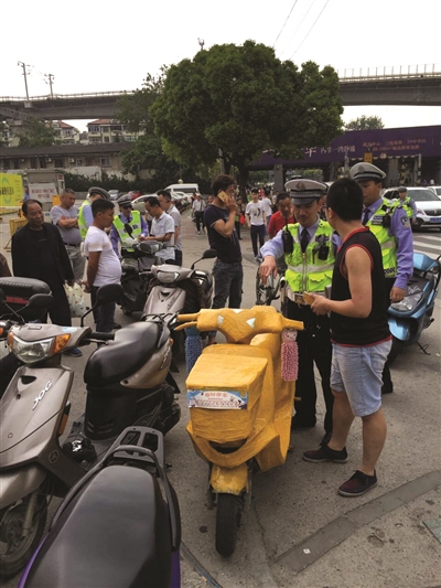 力车撞坏没钱修,裹满胶带就上路|助力车|交警|胶