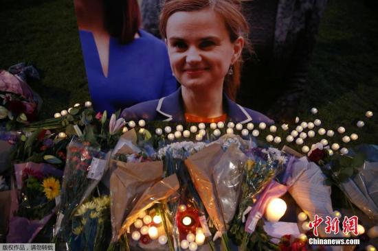 当地时间6月16日，英国伦敦议会广场前，民众用鲜花和蜡烛悼念被枪杀的工党女议员乔·考克斯。