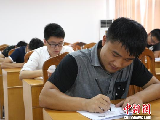 江西理工大学经管学院毕业生正在完成“最后一场考试”。 江西理工大学供图 摄