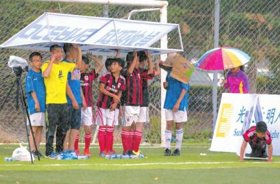 天上下着雨但我们看到了阳光|孩子|足球|长春