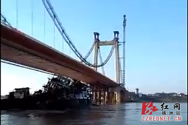 运砂船撞上株洲枫溪大桥铁墩 一分钟左右便沉没